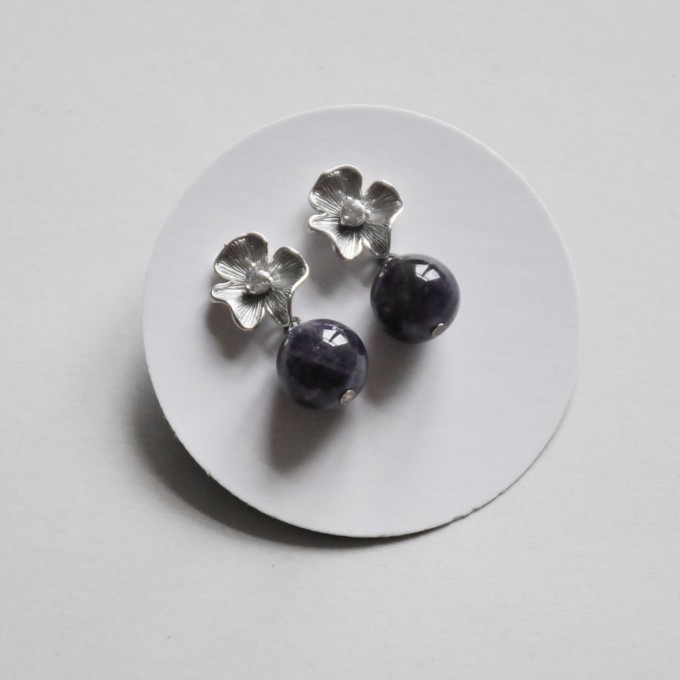 na.hili OHRSTECKER "Blütenstaub" UNIKAT lila Amethyst Perle Halbedelstein Blume *Weißgold* 925 Silber, nickelfrei