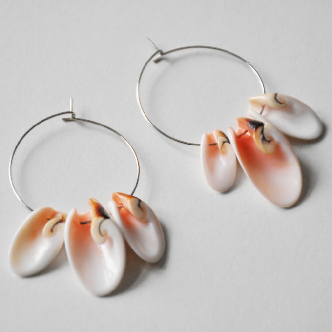 nahili CREOLEN "simple" Ohrringe sunny shells (silbern oder gold) weiß mit orangerot Natur - Muscheln