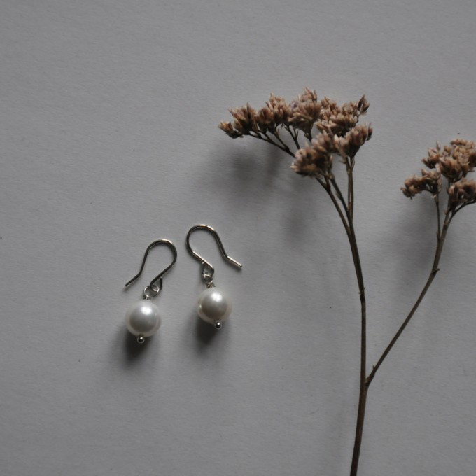 na.hili OHRRINGE "white pearl dots" weiße Perle *925 Silber* + Weißgold 