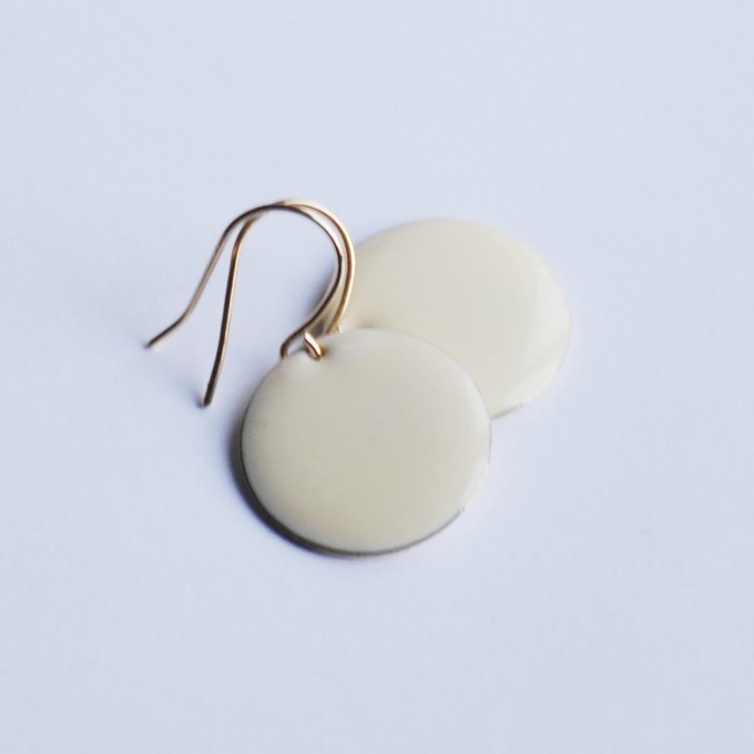 nahili OHRRINGE - golden dots - Emaille Kreise diverse Farben wie creme weiß, schwarz, flieder, lila goldene Haken 14K plattiert