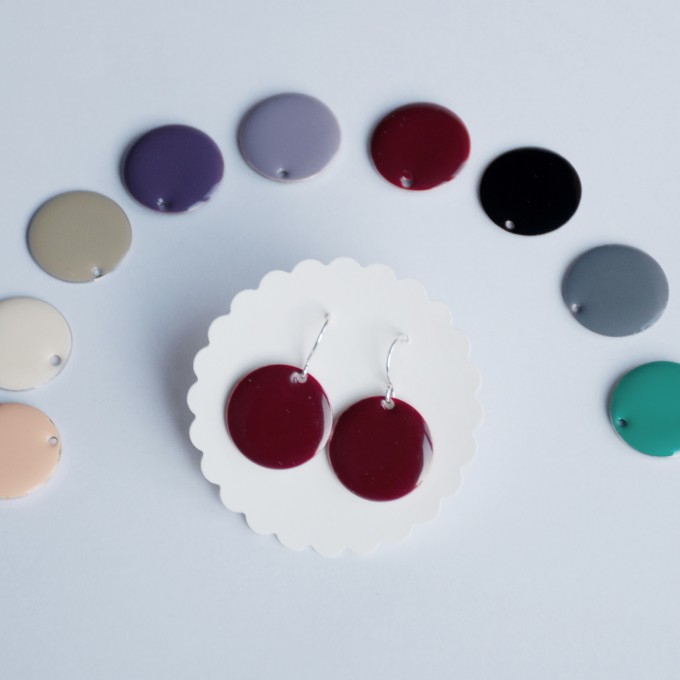 nahili OHRRINGE - dots - Emaille Kreise diverse Farben wie weinrot, grau, nude, schwarz und silberne Haken