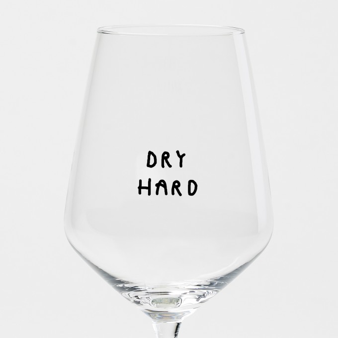 "Dry Hard" Weinglas by Johanna Schwarzer × selekkt