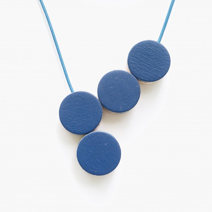 EINFACHDESIGN, magnetische Kette für verschiedene Kettenformationen, Leder auf Holz mit Lederband, blau