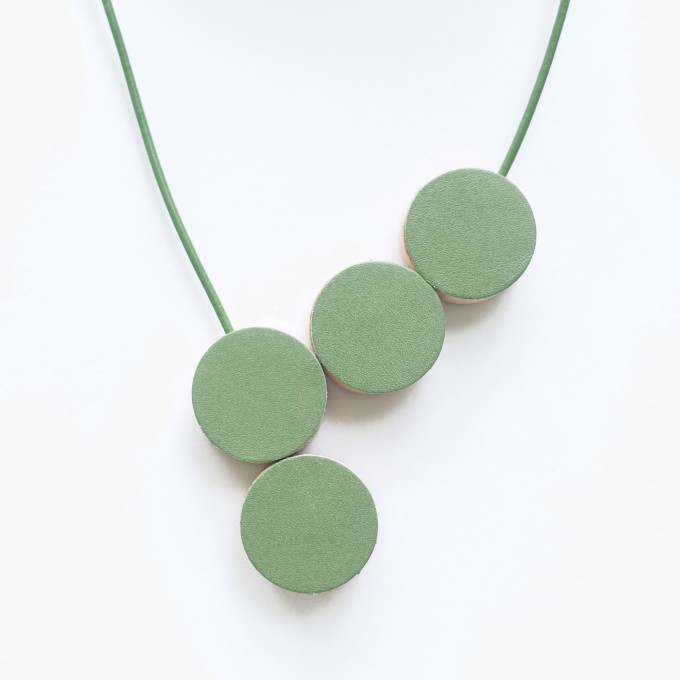 EINFACHDESIGN, magnetische Kette für verschiedene Kettenformationen, Leder auf Holz mit Lederband, grün
