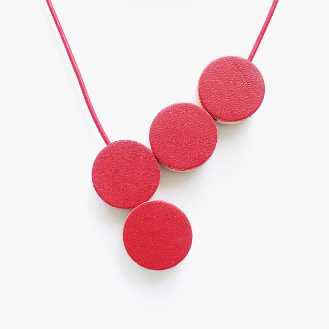 EINFACHDESIGN, magnetische Kette für verschiedene Kettenformationen, Leder auf Holz mit Lederband, rot