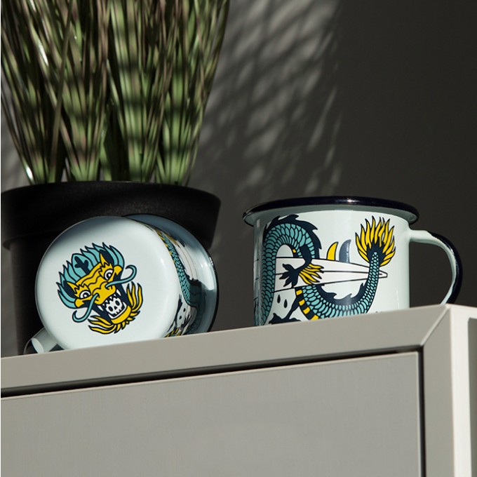 Emaille Tasse "Surfing Dragon" - Heldbergs Games