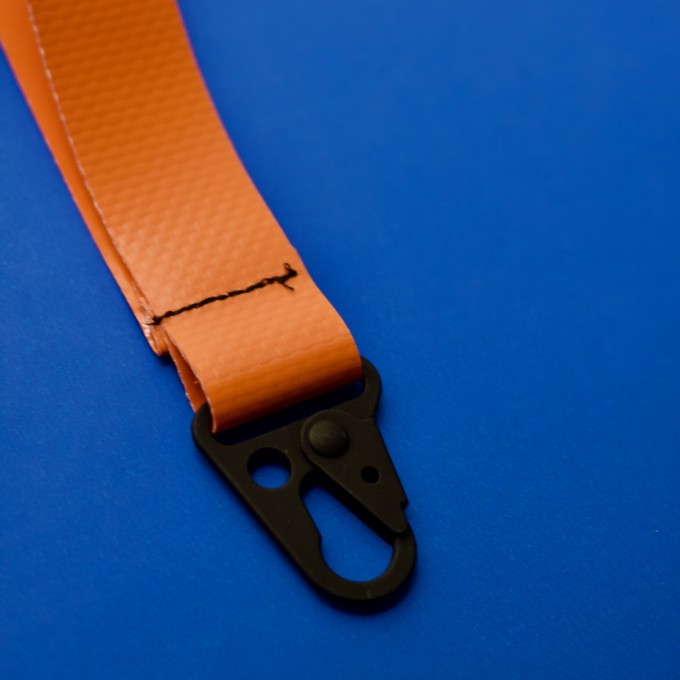 Mini-Strap aus LKW-Plane mit Soft-Touch-Karabiner – Orange & Schwarz - Pikto3000

