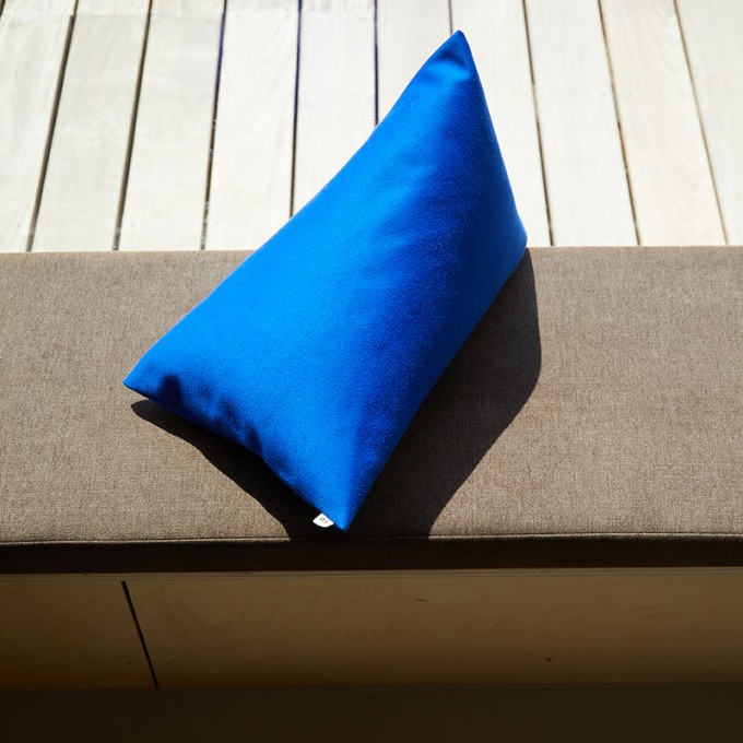 FÚ_TRI CUSHION
Auckland in Yves Klein blue