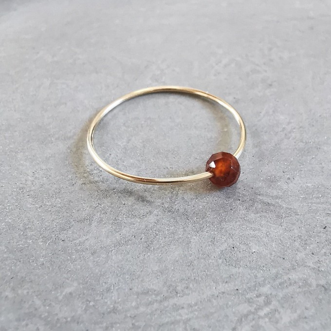 feiner Ring mit Granat in Gold Filled - KIZZU Schmuck