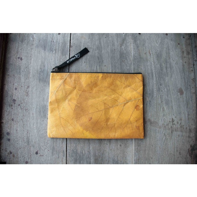 Gefütterte nachhaltige Laptop Hülle 13–14" aus Blattleder – Vegane, handgenähte & wasserabweisende Laptoptasche für MacBook Air / Pro in gelb BY COPALA