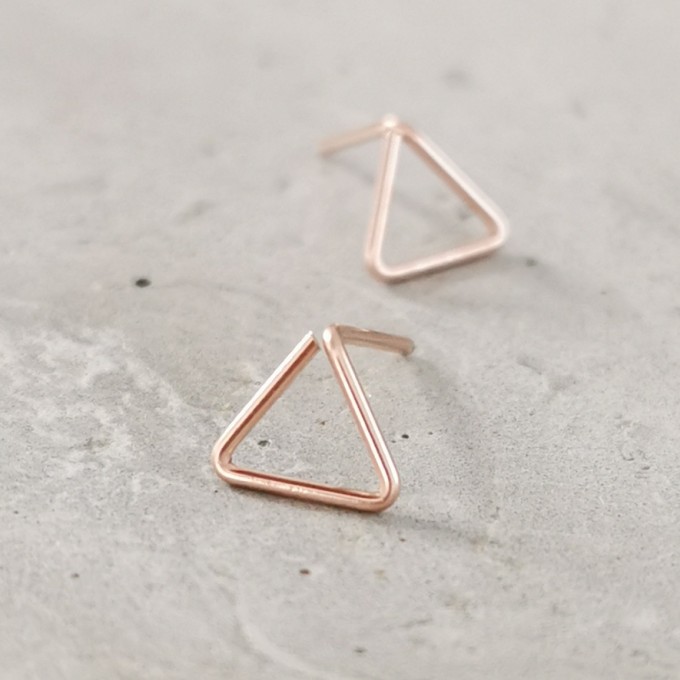 Minimalistische Rosé Gold Dreieck Ohrstecker, dein neuer Everyday Favorit - auch in Sterling Silber und Gold Filled - KIZZU Schmuck