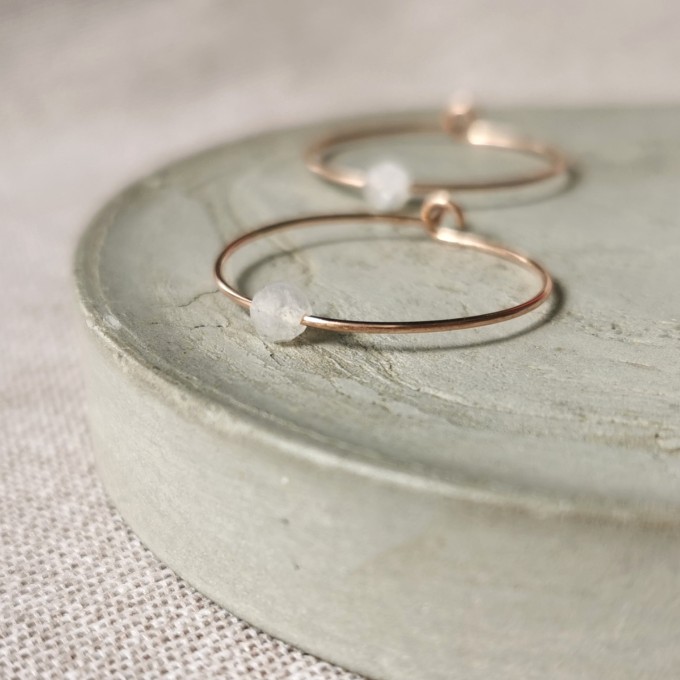 Creolen mit schimmerndem Mondstein – zart, elegant und für jeden Tag gemacht! - handgefertigt in Sterling Silber und (Rosé) Gold Filled - KIZZU Schmuck Manufaktur