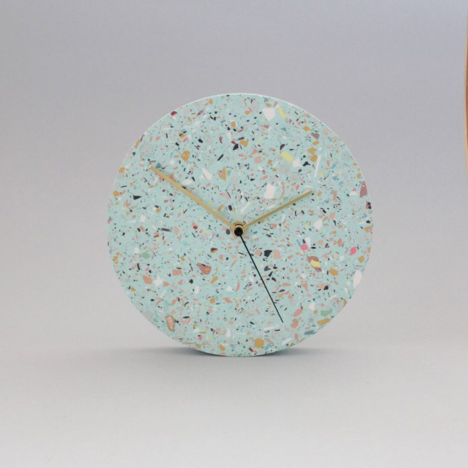 Terrazzo Wanduhr mit Uhrzeiger aus Messing / Türkis / objet vague