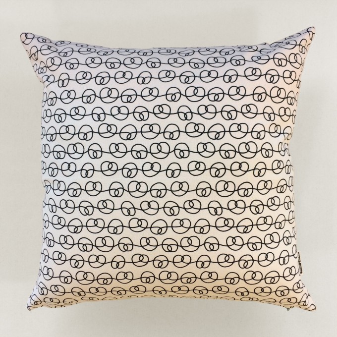 Print now - Riot later ● Kissen Brezel schwarz, Stoffsiebdruck