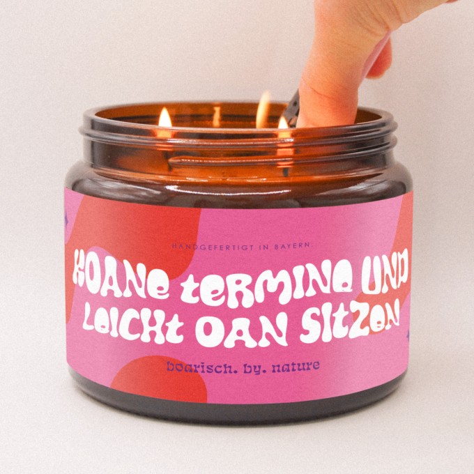 Koane Termine und leicht oan sitzen | Bayerische XXL Duftkerze  | 500 ml Rapswachs Zedernholz | boarisch. by. nature