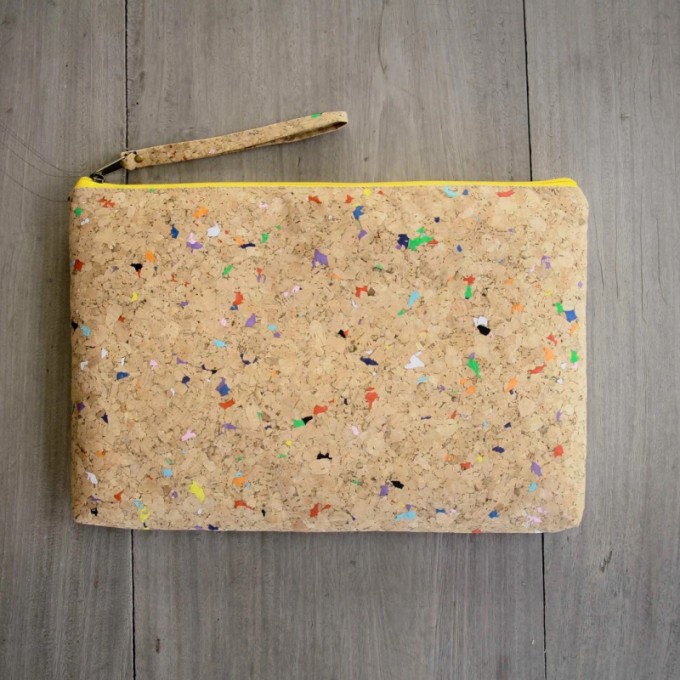 Gefütterte 13–14 Zoll Kork Laptoptasche | Nachhaltige vegan Hülle, wasserabweisende handgefertigte Tasche für MacBook Farbakzenten - & gelbem Zipper BY COPALA