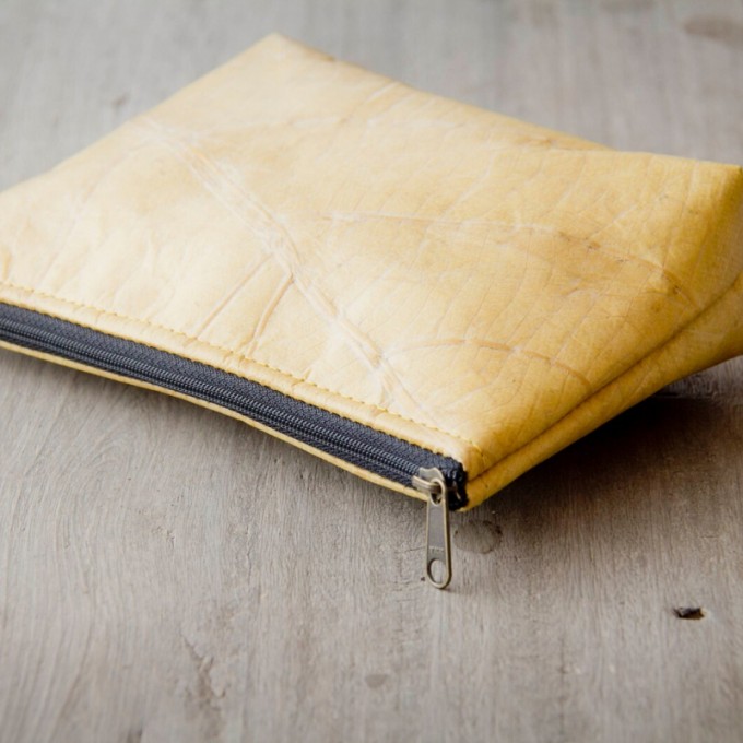 Kosmetik-Tasche aus Blättern in gelb BY COPALA