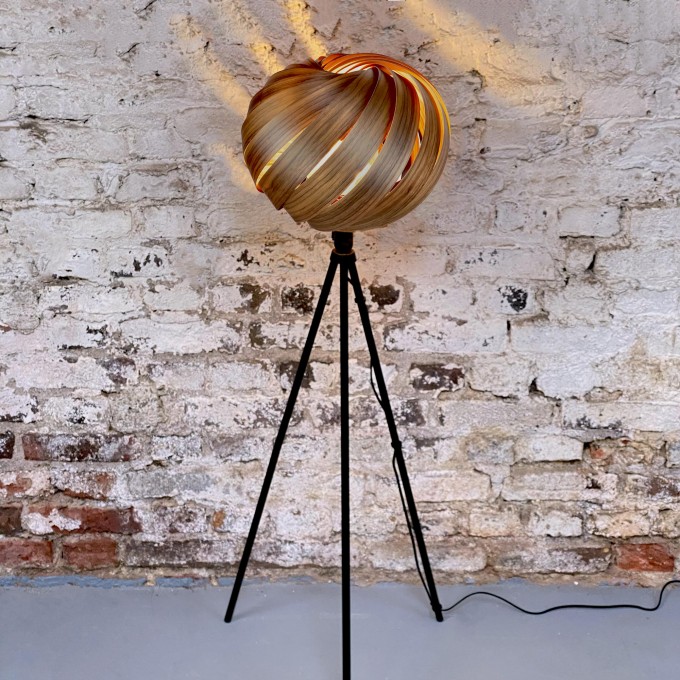 Gofurnit Tripod-Stehleuchte - Kollektion 'Mela' aus Nussbaum