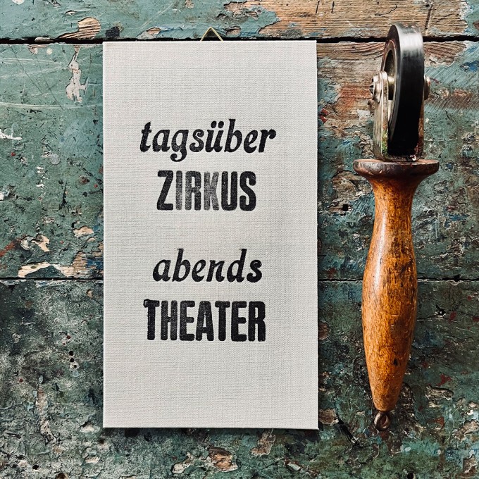 tagsüber Zirkus
abends Theater
Letterpress von papelami