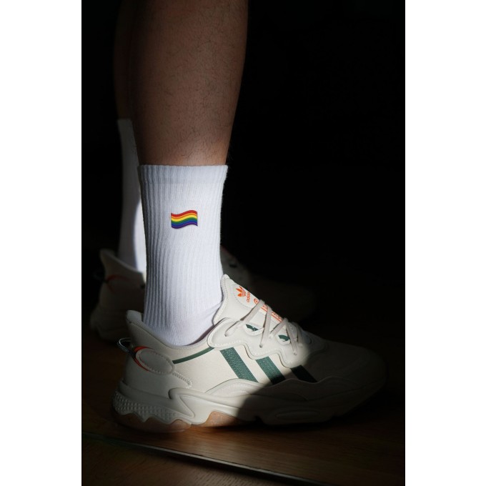 Pride Flag | LOVE WINS | Bestickte Bio Baumwoll Socken | Fashion Drinks