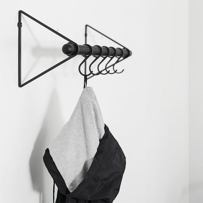 SOLID Flurgarderobe in Schwarz (schwarze Eichenholzstange) mit schwarzen Haken | Result Objects
