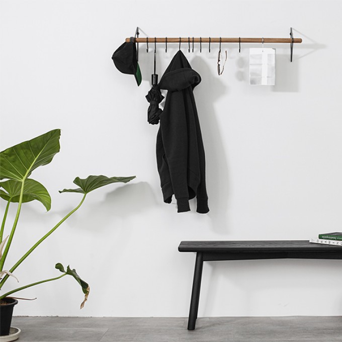 SOLID Flurgarderobe in Schwarz (geölte Eichenholzstange) mit schwarzen Haken | Result Objects