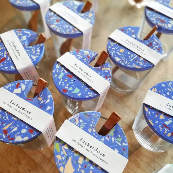 objet vague / Terrazzo Zuckerdose mit Holzlöffel / Blau-Azul