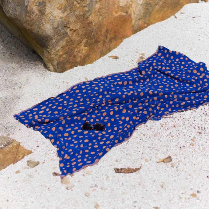 Towel.Studio | Strandtuch Pebbles | Azure & Chestnut