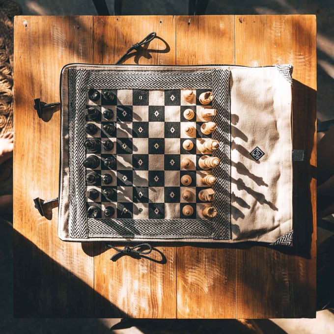 Chezz Matazz - portables Schachspiel aus festem Baumwoll Canvas zum Einrollen und Mitnehmen mit integrierter Tasche 