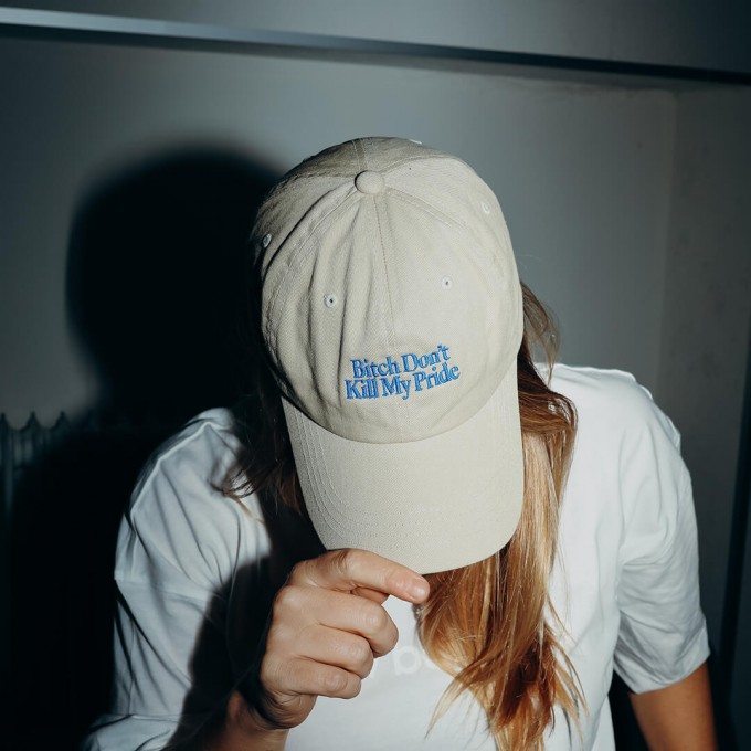 "Bitch Don’t Kill My Pride" Cap, beige – DIVERSES