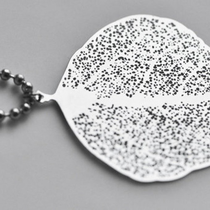 nahili KETTE "small LEAF" lang & mit silbernen Blatt Weißgold