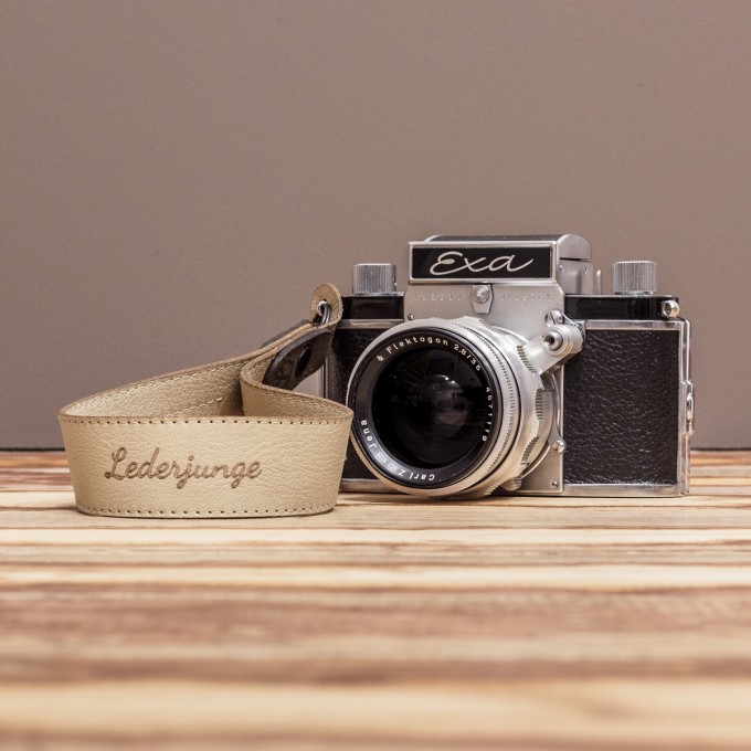 LEDERJUNGE – Kamera-Handschlaufe »FELIX« aus Rhabarberleder (sand)