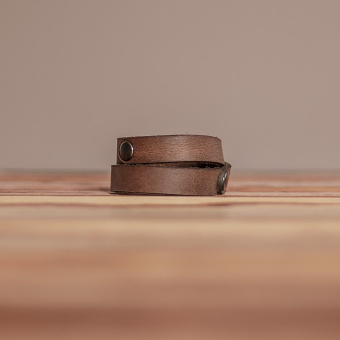LEDERJUNGE – Nietenarmband, Armband »CARLOS« aus Rhabarberleder (braun-used)