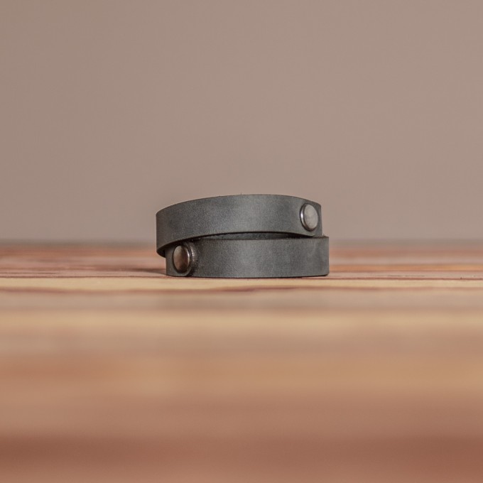 LEDERJUNGE – Nietenarmband, Armband »CARLOS« aus Rhabarberleder (grau)