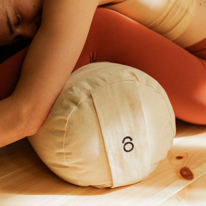 The Yoga Bolster - 100% Bio-Baumwolle mit Lavendelblüten & Dinkelspelz Füllung - noneedformore