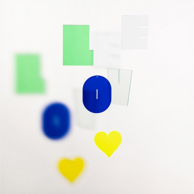 Mobilé LOVE von not white studio.