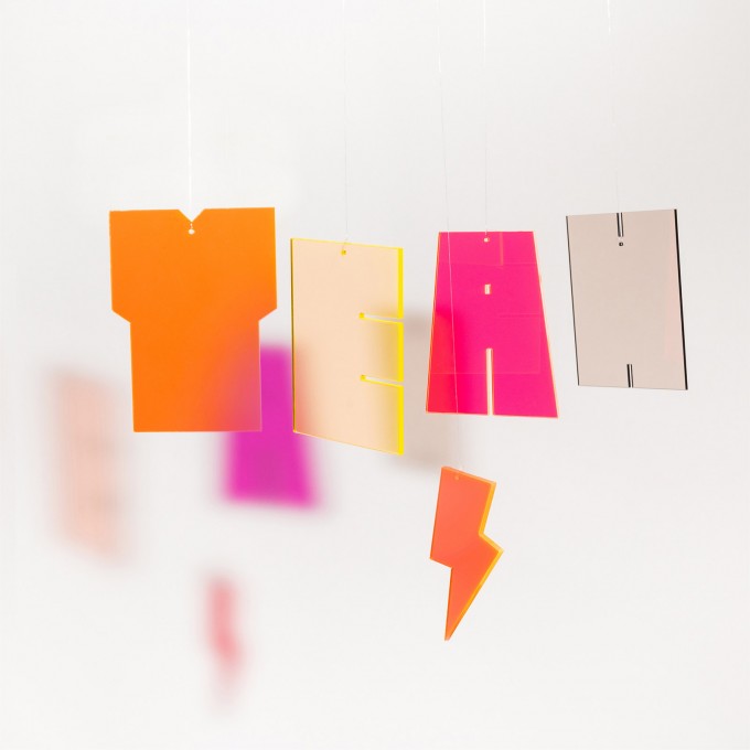 Mobilé YEAH von not white studio.