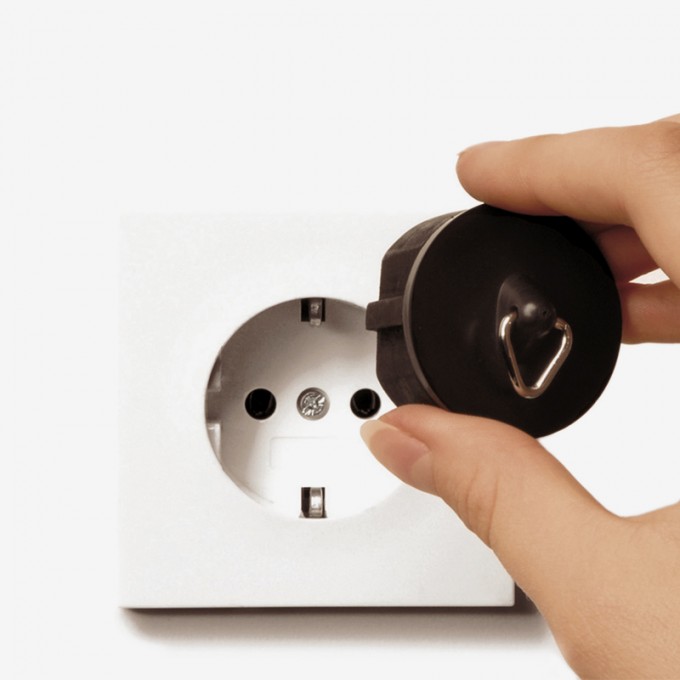 Nika Rams useless energy Steckdosenstopfen