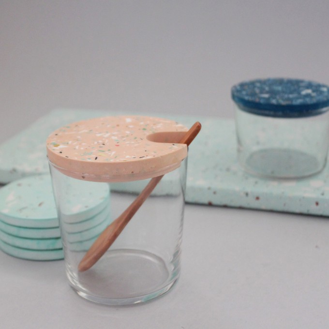 objet vague / Terrazzo Großes Glas mit Holzlöffel / Koralle 