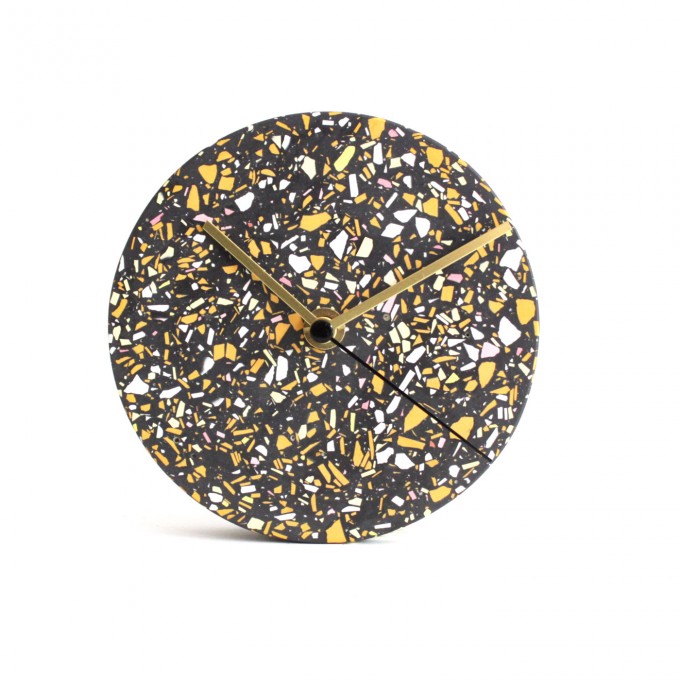 Kleine Wanduhr mit Uhrzeiger aus Messing / schwarz-ocker / objet vague