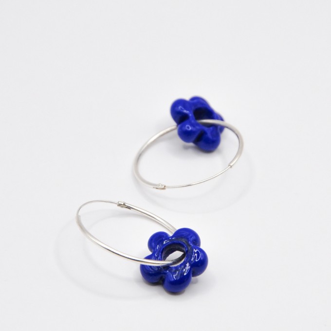 »BloomBlue« Ohrringe 
in Silber mit blauen Glasblumen von pinapina