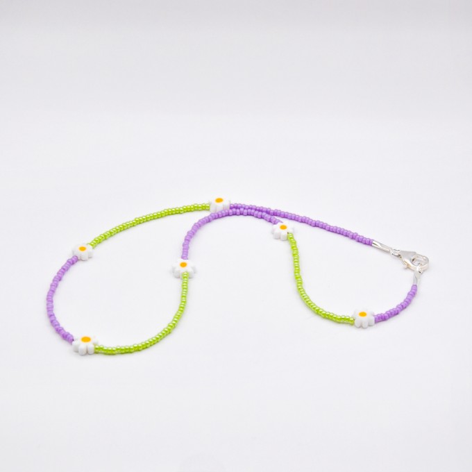 »Yours« Kette mit Gänseblümchen-Glasperlen und lilanen und grünen Perlen von pinapina