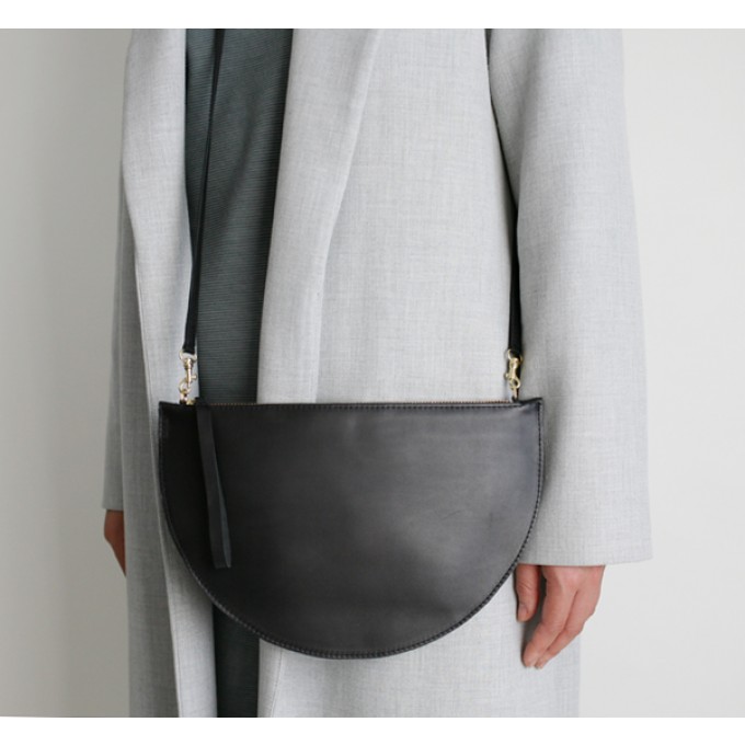alexbender Halbmondclutch mit Träger Leder Schwarz, Wristlet
