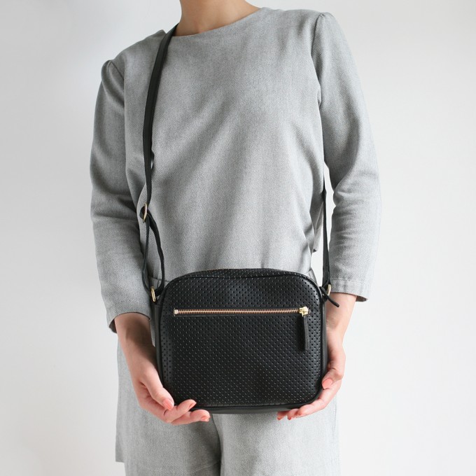 alexbender – Minimalistische Schultertasche ZIP echt Leder Schwarz perforiert