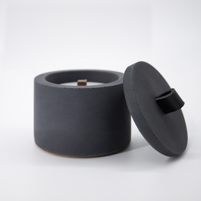 Nachfüllbares Beton-Outdoor-Feuer “DARK S“ – Ledergriff Schwarz von Grellroth Design