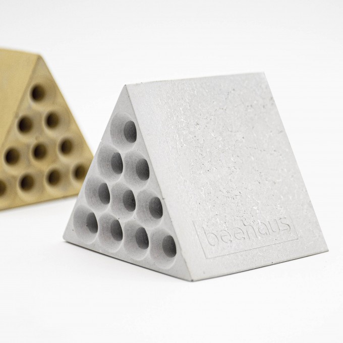 Nisthilfe beehaus (Dreieck) - Bienenhotel aus Beton im Bauhaus-Stil von Grellroth Design
