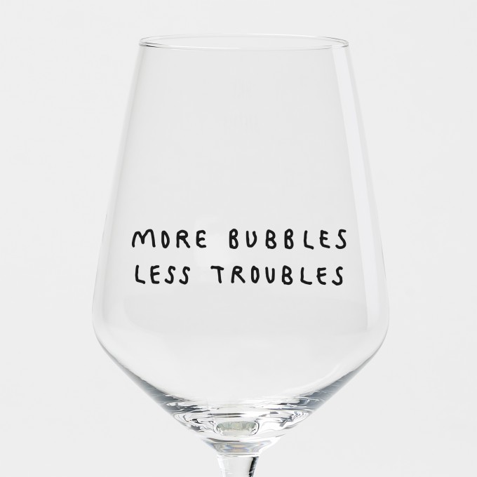 "More Bubbles Less Troubles" Weinglas by Johanna Schwarzer × selekkt