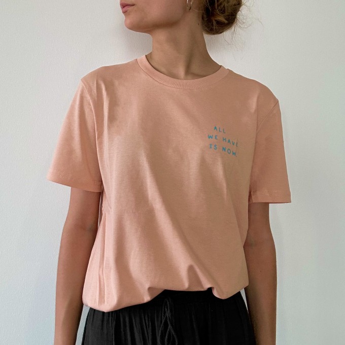 Love is the new black - All we have is now / Unisex T-Shirt mit Print 