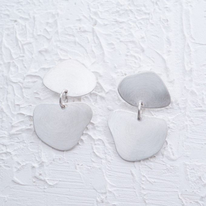 Diese unregelmäßigen Ohrringe aus echtem 925er Sterling Silber sind handgefertigte Unikate. Die organische, moderne Form macht jedes Paar einzigartig und verleiht dem Design einen individuellen Charakter.

Zeitloser Silberschmuck für den Alltag oder als