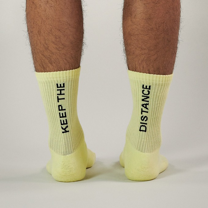 Cosy Crew Socks Gelb – KEEP THE DISTANCE – Vanilla Milk